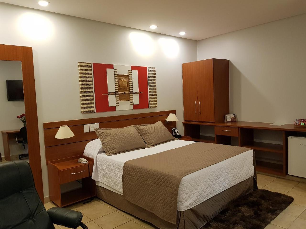 Hotel Das Palmeiras Paracatu Buitenkant foto